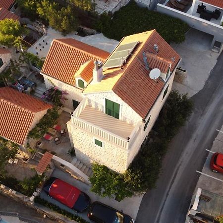 Apartments Larsen Omis Exterior photo