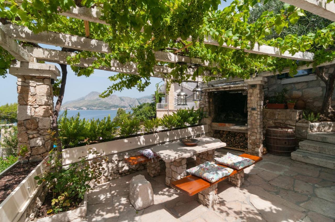 Apartments Larsen Omis Exterior photo