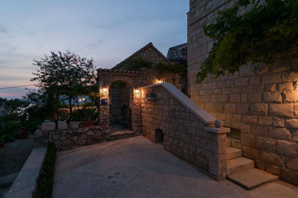 Apartments Larsen Omis Exterior photo