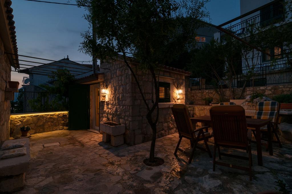 Apartments Larsen Omis Exterior photo
