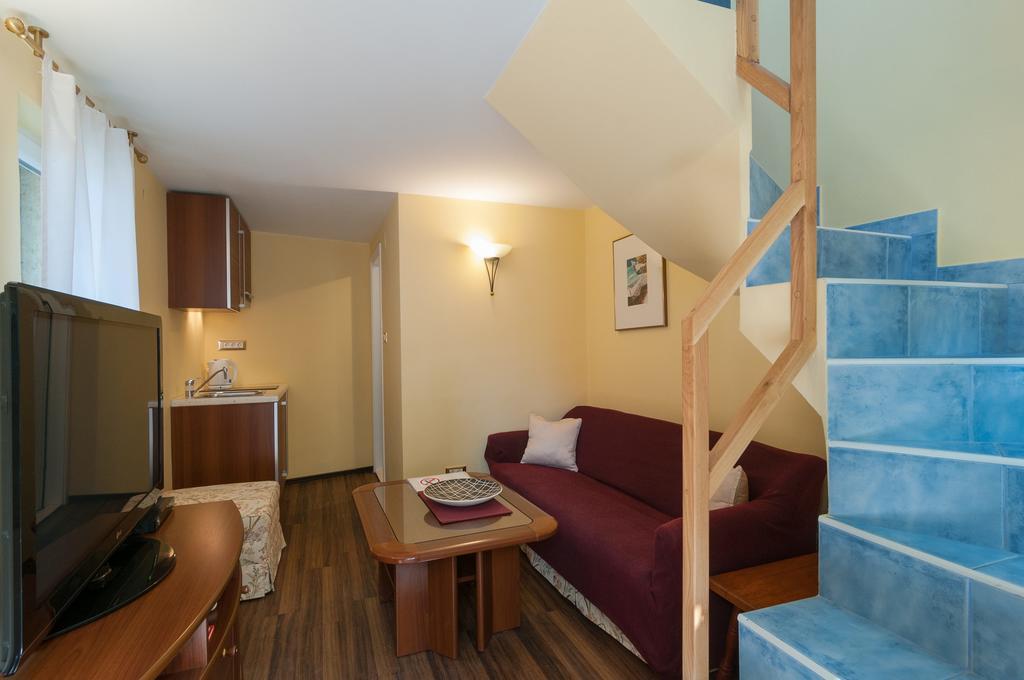 Apartments Larsen Omis Exterior photo