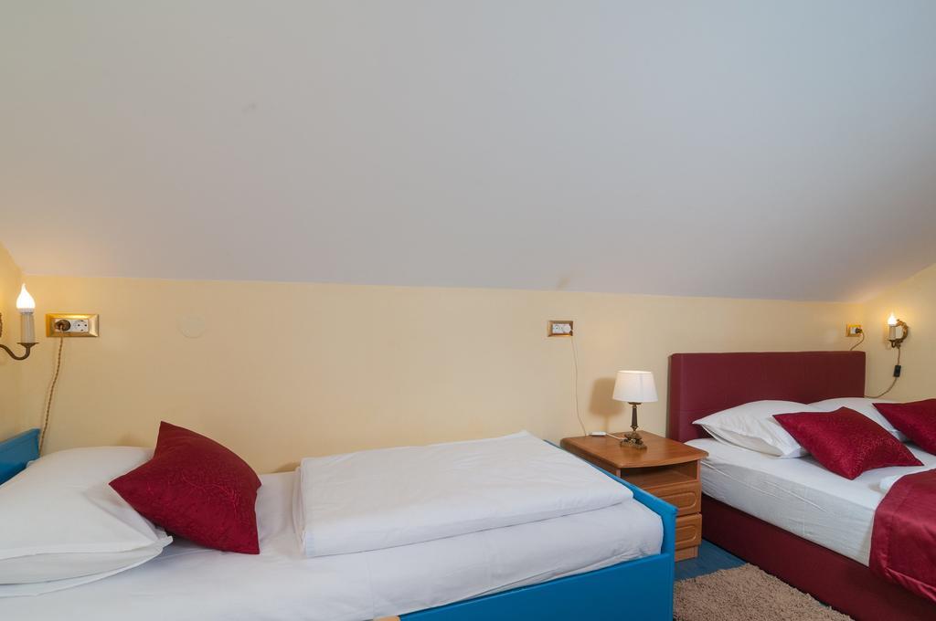 Apartments Larsen Omis Exterior photo
