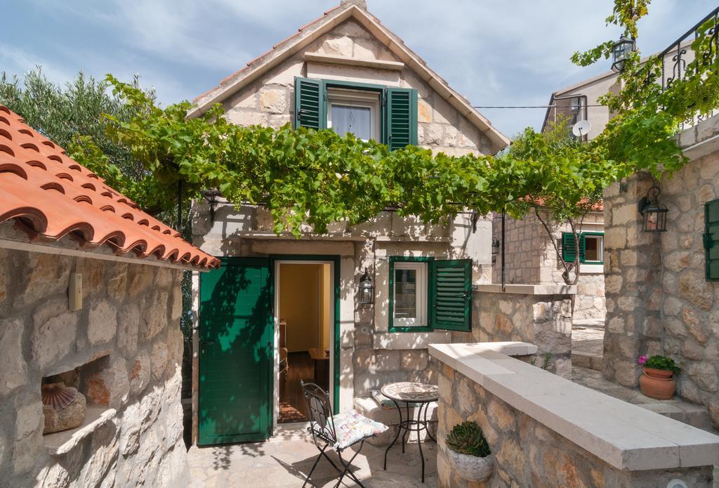 Apartments Larsen Omis Exterior photo