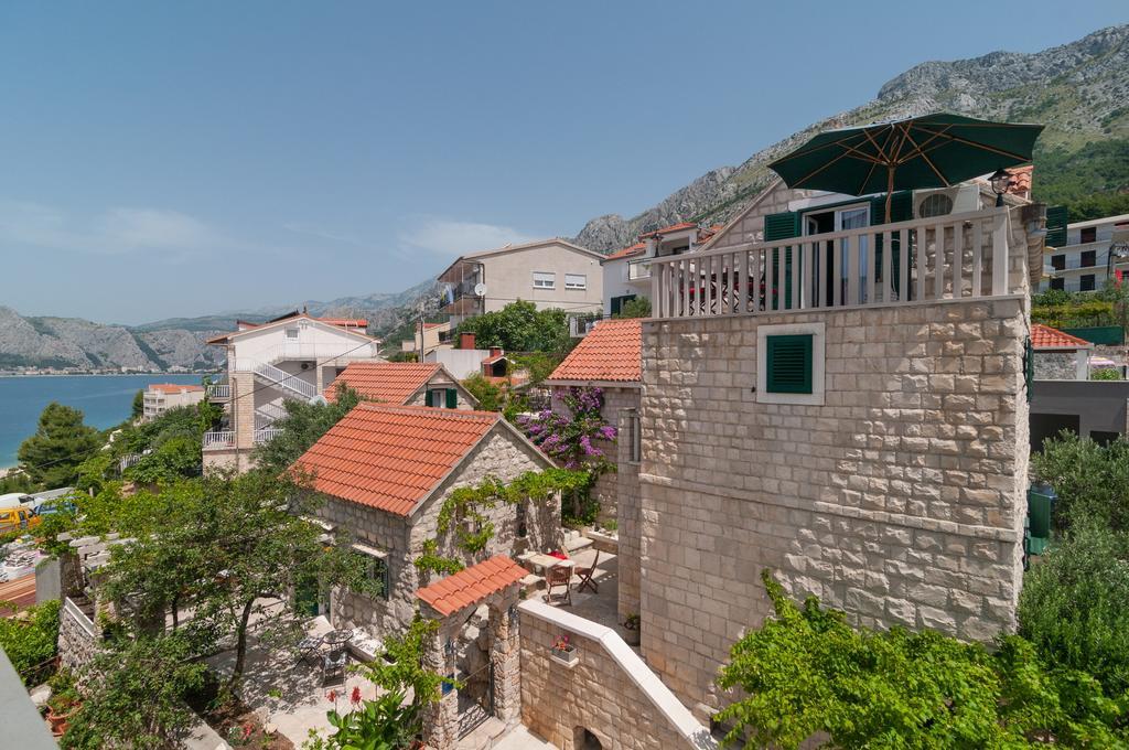 Apartments Larsen Omis Exterior photo