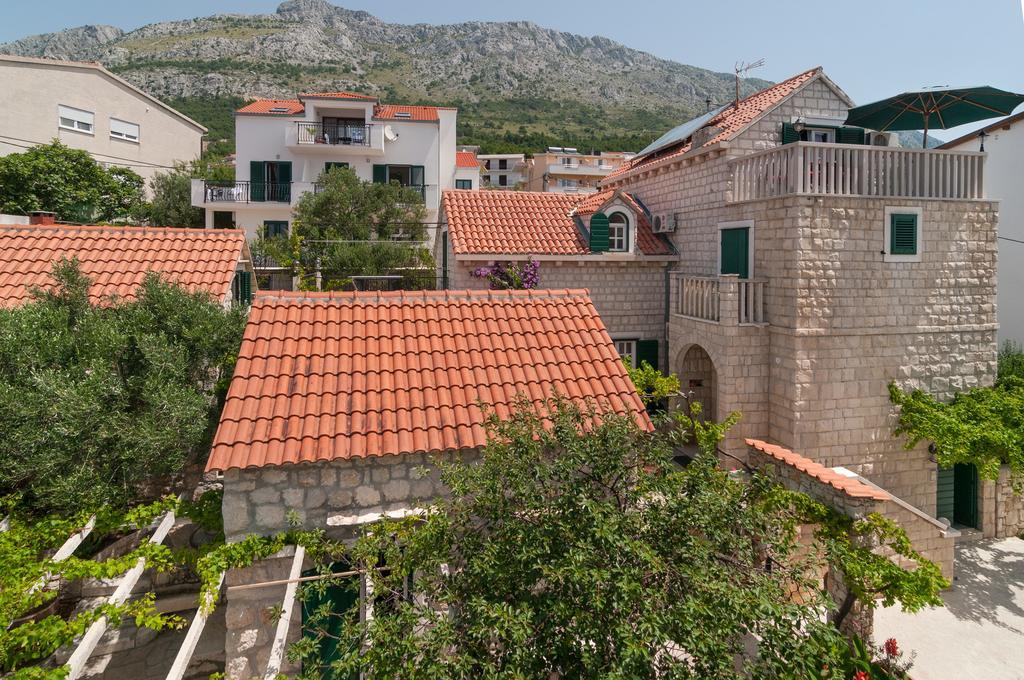 Apartments Larsen Omis Exterior photo