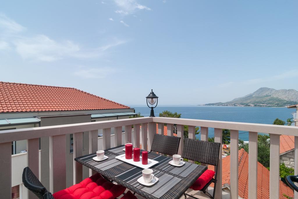Apartments Larsen Omis Exterior photo