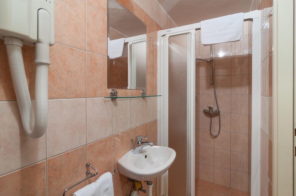 Apartments Larsen Omis Exterior photo