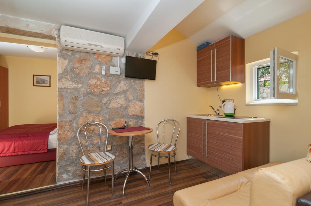 Apartments Larsen Omis Exterior photo