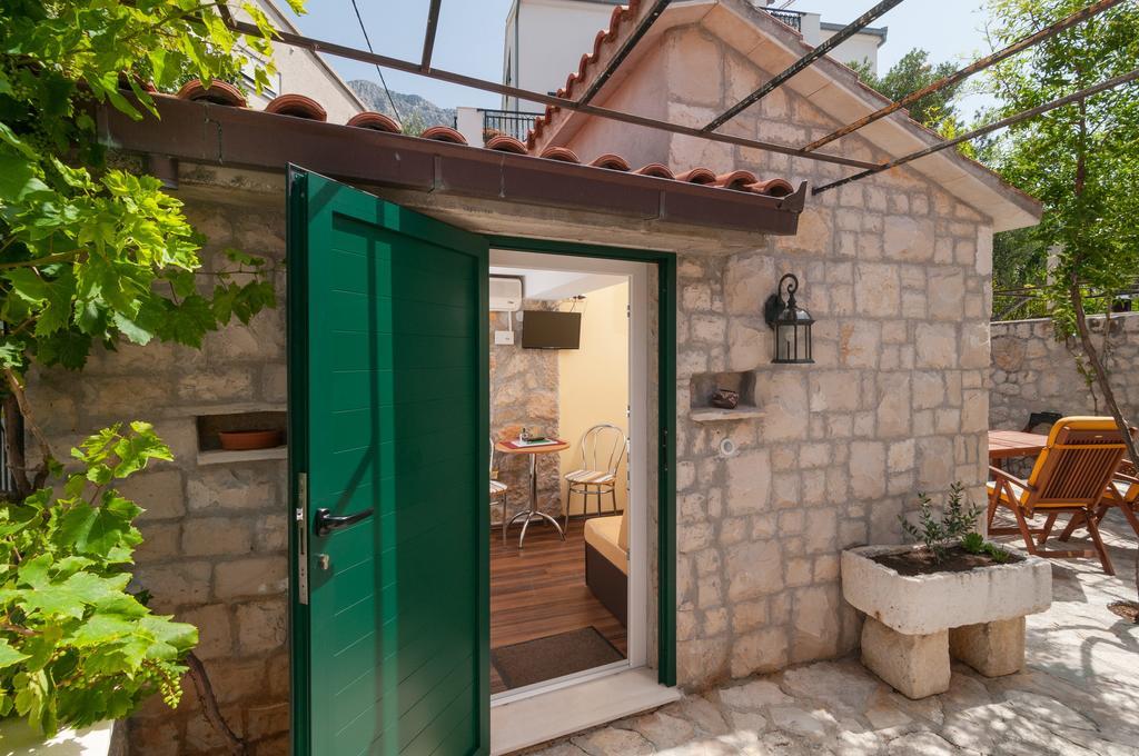 Apartments Larsen Omis Exterior photo