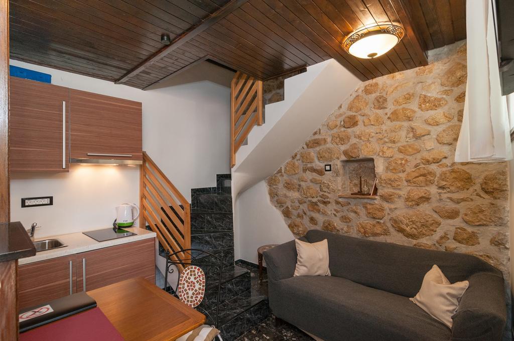 Apartments Larsen Omis Exterior photo