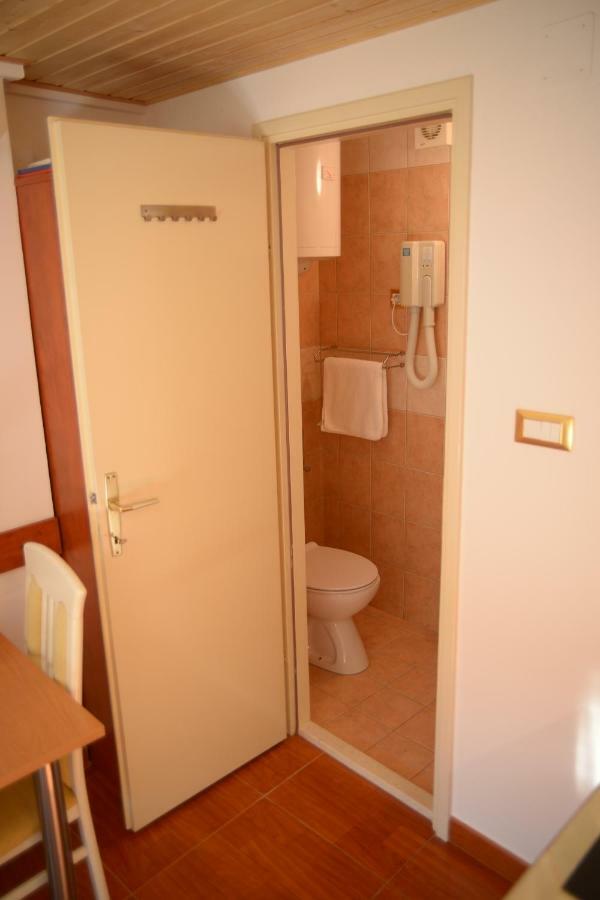Apartments Larsen Omis Exterior photo
