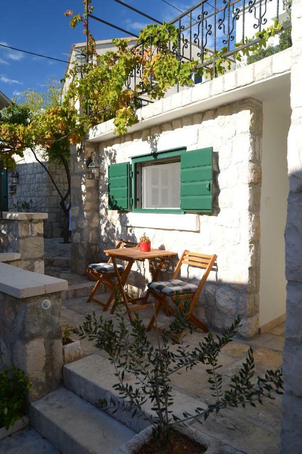 Apartments Larsen Omis Exterior photo