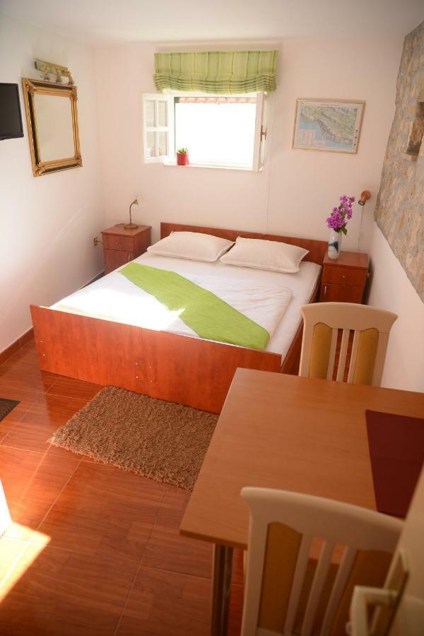 Apartments Larsen Omis Exterior photo